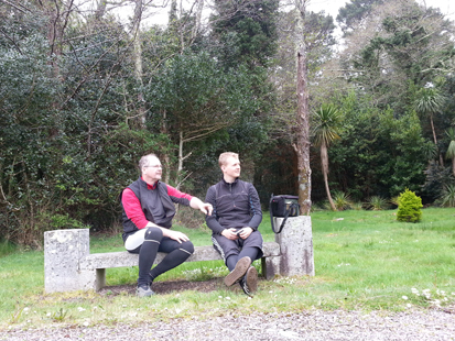 Auf der Bank im Bambus Garten